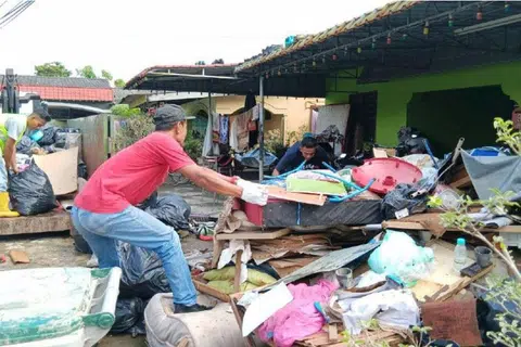 Penduduk di Kampung Seri Serdang Baru giat membersihkan kediaman yang ditenggelami banjir baru-baru ini.