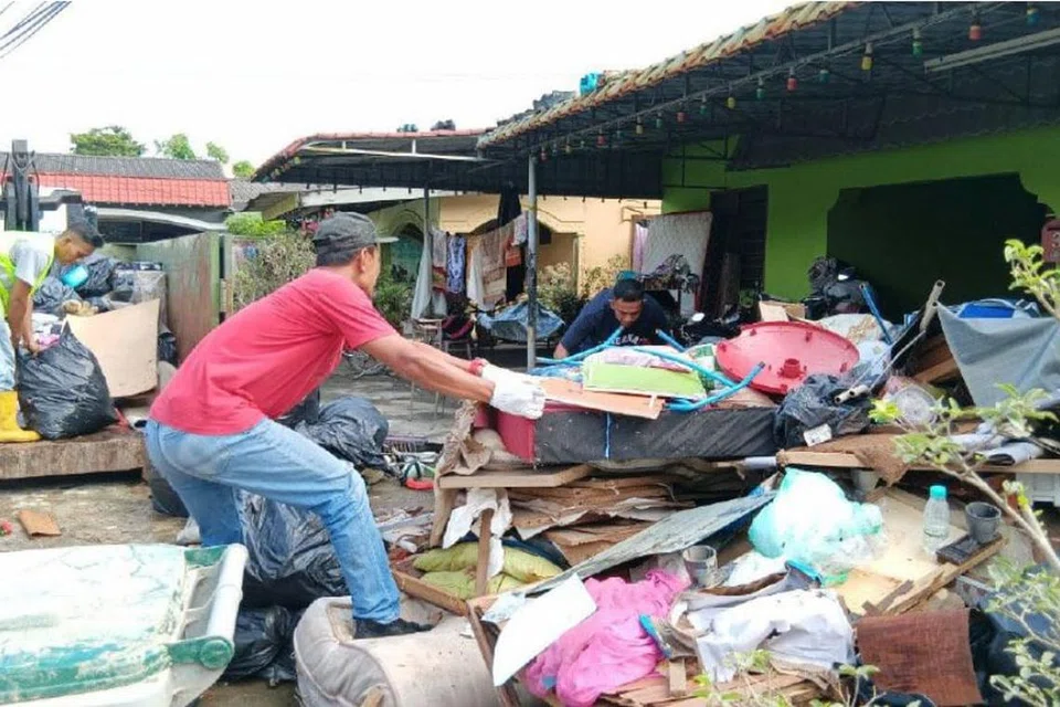 Penduduk di Kampung Seri Serdang Baru giat membersihkan kediaman yang ditenggelami banjir baru-baru ini.