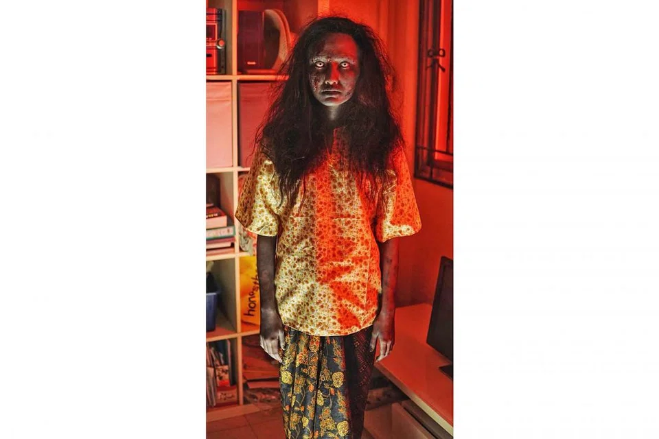 RAIH INSPIRASI DARIPADA FILEM LAMA: Dalam menghidupkan watak sebagai roh pengganggu dalam telefilem 'Damia' bagi siaran aplikasi Toggle malam ini, Surya Rahmanty Sudirman mengkaji cara Maya Karin dan Linda Blair menghidupkan watak menggerunkan dalam filem ikonik masing-masing. - Foto FLIPSIDE STORIES