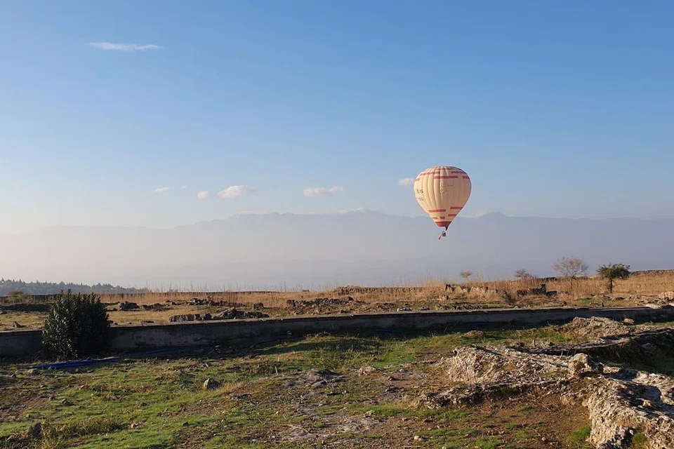 SAUJANA MATA MEMANDANG: Belon panas berdekatan Istana Kapas di Pamukkale.