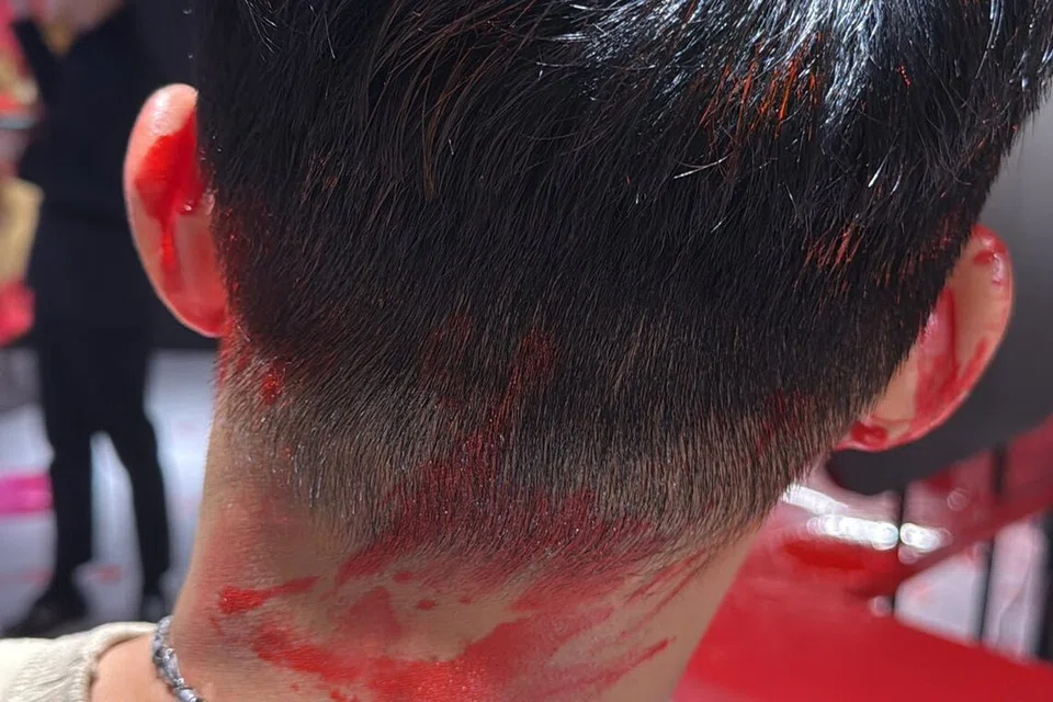 Pengunjung dari Singapura, Encik Douglas Ang, yang merupakan salah satu pelanggan salon Reds Hairdressing di Paradigm Mall terkejut disimbah cat. 