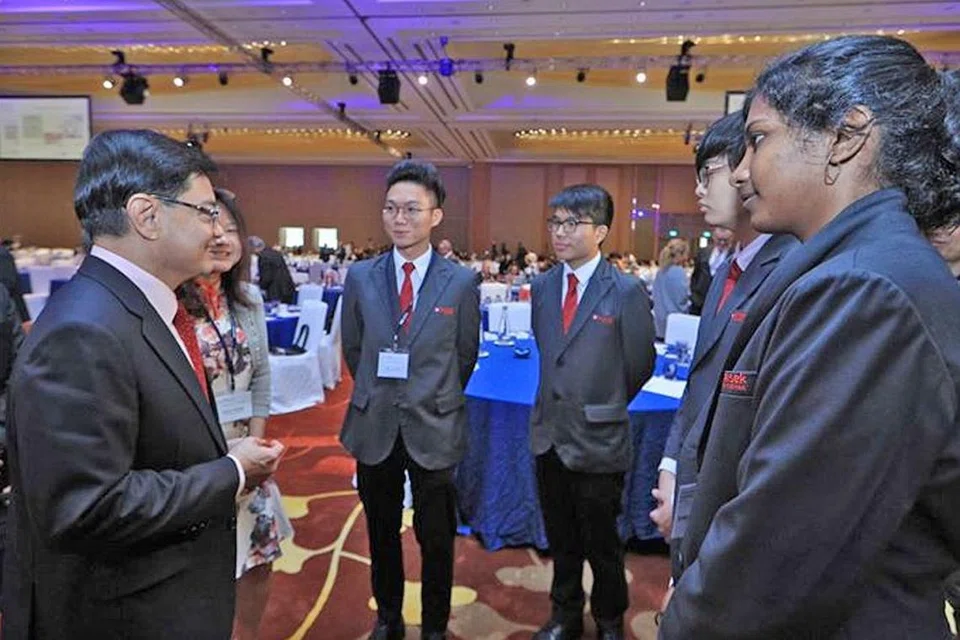 BERAMAH MESRA: Timbalan Perdana Menteri Heng Swee Keat (kiri) beramah-tamah bersama hadirin sidang Perspektif Singapura 2020, yang terdiri daripada kira-kira 1,000 wakil pelbagai institusi dan pertubuhan, termasuk parti pembangkang serta golongan muda. - Foto HENG SWEE KEAT/FACEBOOK