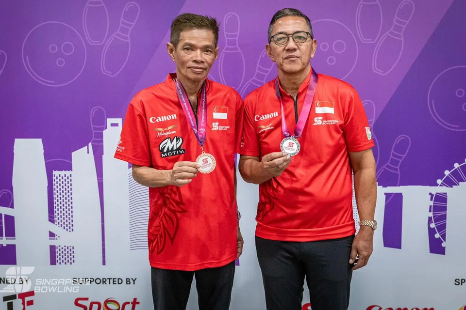 Hairon Awang (kiri) dan Paiman Dali raih pingat dalam divisyen senior lelaki.