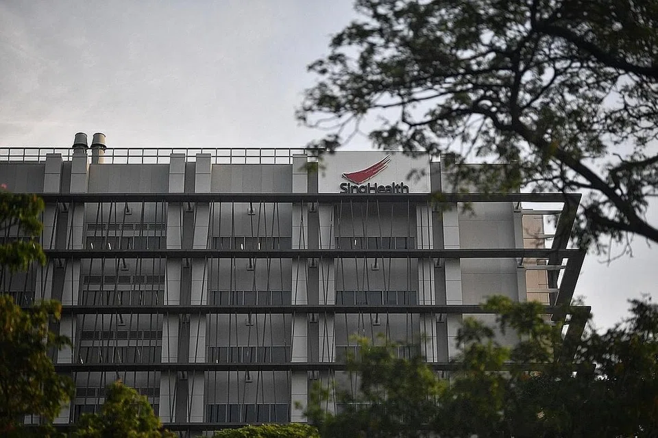 MANGSA PENCEROBHAN: Foto menunjukkan sebuah bangunan SingHealth. Penyiasat menemui beberapa kelemahan dalam rangkaian teknologi maklumat SingHealth yang menjadi sebab berlakunya serangan siber ke atas kumpulan tersebut. - Foto fail