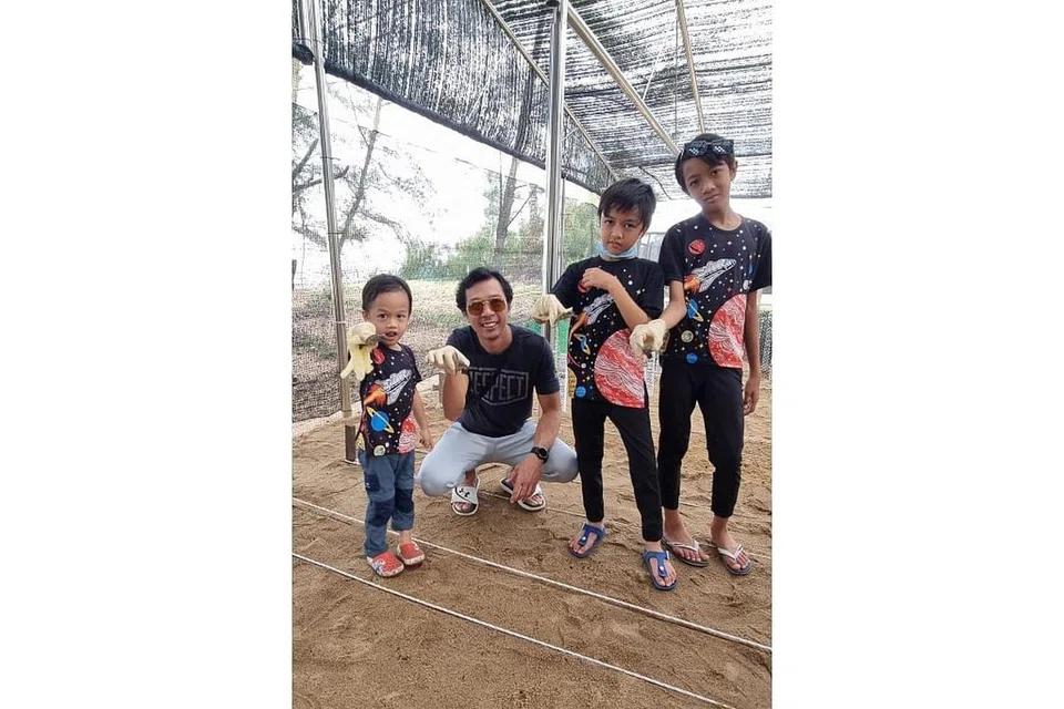 PENGALAMAN BARU: Suami penulis, Encik Md Shahreen Tajri (dua dari kiri), dan tiga anak mereka (dari kiri) Ilyas, Iqbal dan Irfan, gembira dapat menikmati pengalaman baru yang bermakna semasa bercuti di Terengganu baru-baru ini. Ini gambar mereka bersama anak penyu di Santuari Ma'Daerah, Kerteh, Terengganu. 