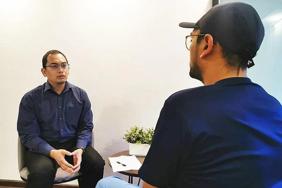 MENGHULURKAN KEPAKARAN: Encik Muhammad Abu Sufian (kiri) menawarkan khidmat kaunseling di Masjid Darul Makmur meliputi pelbagai golongan dan usia klien (gambar dirakam sebelum Covid-19). - Foto-foto MASJID DARUL MAKMUR