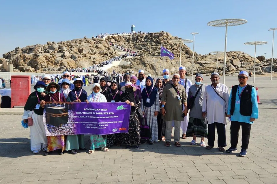 Jemaah haji Sha Travel & Tour pada 2023 bergambar di Jabal Rahmah di Makkah.