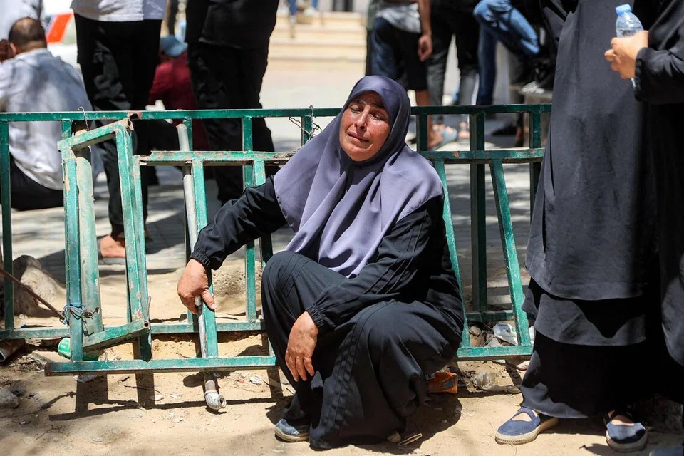Wanita Palestin meratapi mangsa yang terbunuh dalam upacara pengebumian selepas sebuah balai polis di Kem Pelarian Jabalia, utara Gaza, dibedil tentera Israel pada 14 Julai. Serangan itu mengorbankan sekurang-kurangnya lapan orang, termasuk seorang pegawai polis wanita dan ketua balai polis berkenaan, menurut pihak berkuasa Gaza. Insiden itu berlaku ketika usaha antarabangsa, termasuk melalui Lembaga Keamanan dan Jawatankuasa Nasional bagi Pentadbiran Gaza (NCAG), dipergiat bagi mempercepat pemulihan awal, penyaluran bantuan kemanusiaan dan pemulihan perkhidmatan asas di wilayah yang terus dilanda konflik.