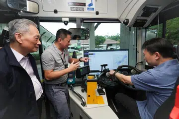 (Dari kiri) Pengerusi SMRT, Encik Seah Moon Ming; Ketua Operasi Bas SMRT dan Pengurus Besar Strides Digital, Encik James Liew; dan Menteri Pengangkutan, Encik Chee Hong Tat, sedang meninjau ciri-ciri telematik bas yang dipertingkatkan seperti Sistem Anti-Kepenatan dan Sistem Bantuan Pemandu Maju yang dipaparkan semasa Forum Kontraktor SMRT Tahunan 2024 yang diadakan di Orchid Country Club pada 20 Ogos. 