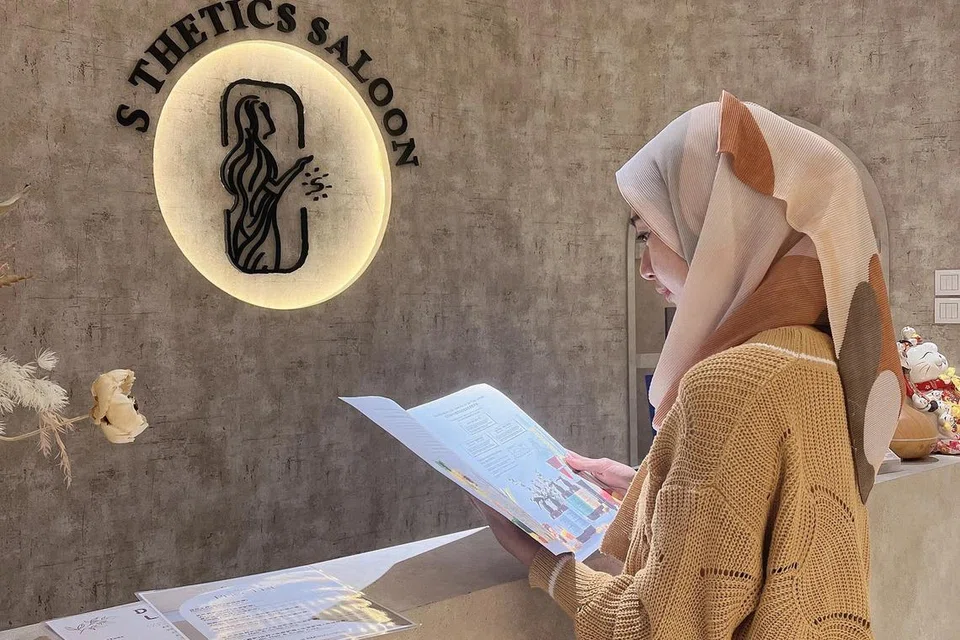 S_thetics Salon, yang mempunyai beberapa cawangan sekitar Johor Bahru, termasuk Mount Austin, menawarkan pengalaman spa kepala yang amat menenangkan pada harga berpatutan.