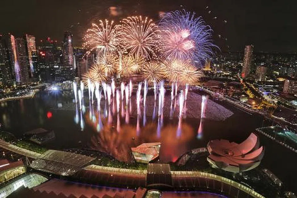 DI SINGAPURA - SAMBUTAN BERCAHAYA: Kawasan Marina Bay bermandi cahaya berwarna-warni daripada bunga api pada tengah malam semalam. - Foto THE STRAITS TIMES