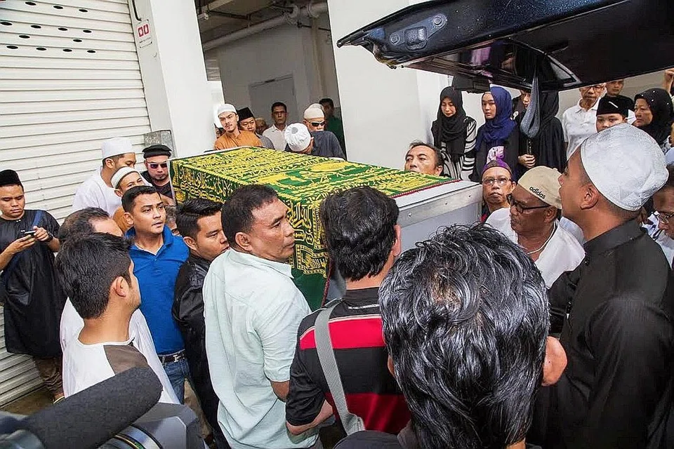 'TOK AYAH' KEPADA RAMAI: Saudara-mara dan rakan artis mengurus jenazah Allahyarham Osman Zailani yang dikenali dengan gelaran Tok Ayah yang penyayang lagi tidak lokek ilmu. - Foto ZALEHA ABDUL KADER