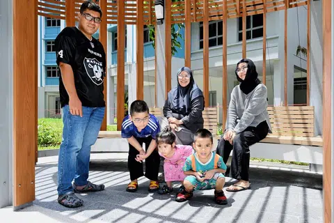 Ketika masih tinggal di flat sewa, keluarga Encik Shahril (kiri) mendapatkan bantuan dari Pusat Khidmat Keluarga di Yishun kendalian Persatuan Kanak-Kanak Singapura.