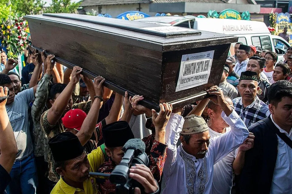 DISEMADI: Jenazah Cik Jannatun Cintya Dewi tiba di kampung halamannya di Sidoarjo, Jawa Timur, semalam. - Foto AFP
