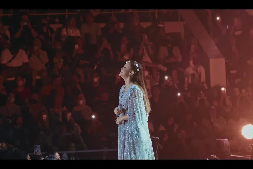 Dikelilingi lautan peminat, ada masanya Datuk Seri Rossa menyembunyikan kesakitan mahupun kedukaan di hatinya demi profesionalisme pentas.