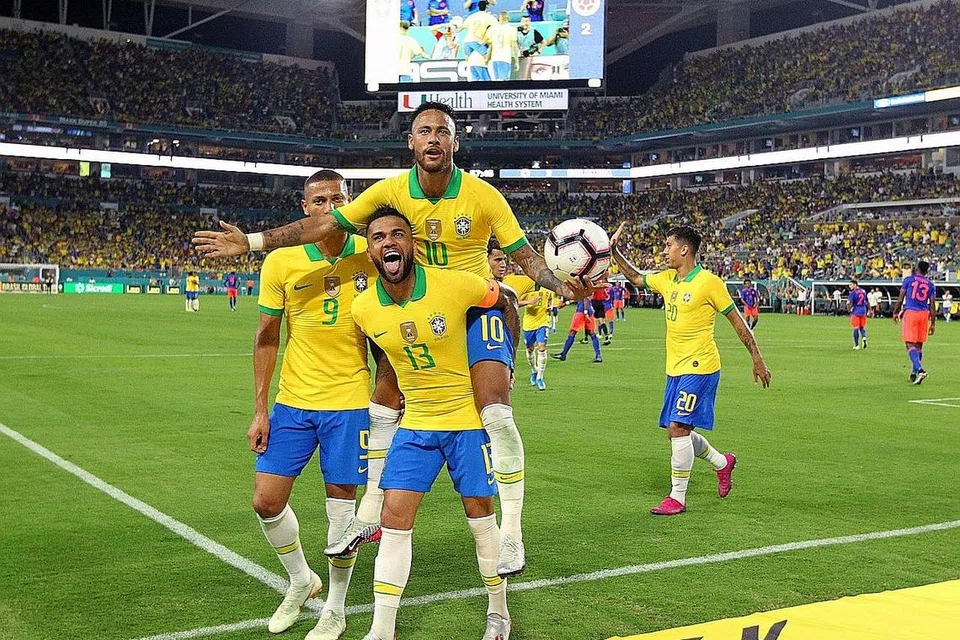 BANTUAN PEMAIN: Para pemain Brazil, termasuk Neymar (didukung) dan Dani Alves (depan) telah menyumbang wang untuk membantu masyarakat Brazil yang terjejas dek Covid-19. - Foto fail