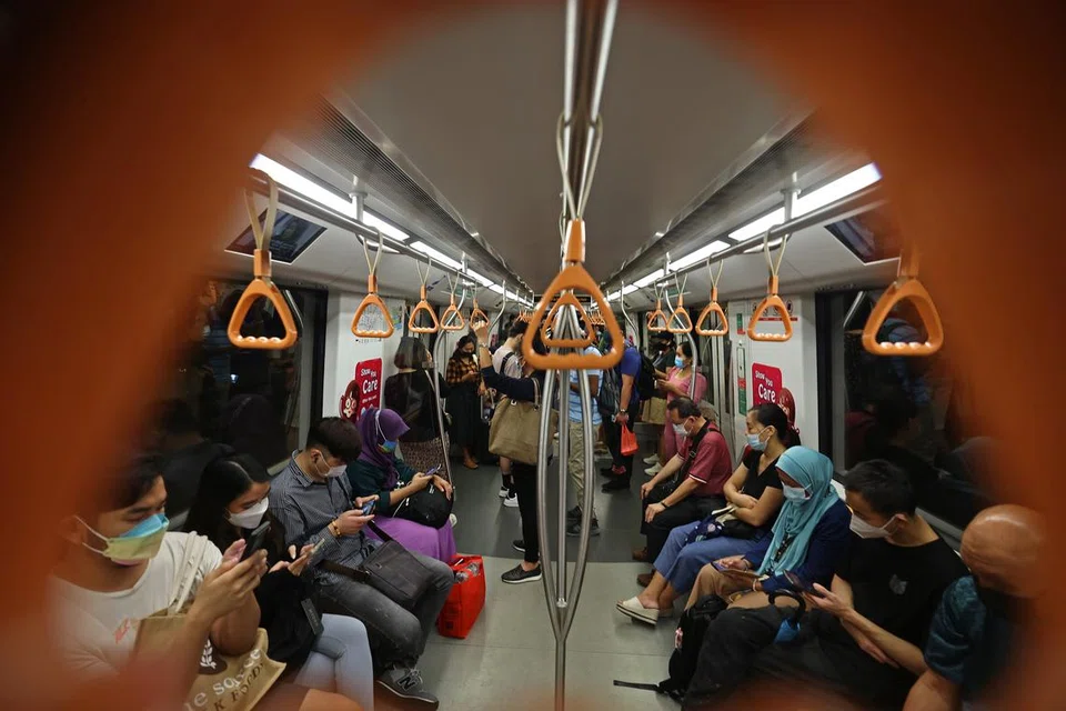 BIASAKAN SEMULA: Satu amalan sebelum ini iaitu pemakaian pelitup di tempat awam yang ramai orang seperti di gerabak MRT boleh dibiasakan semula.