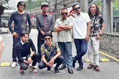 MENGHARAPKAN YANG TERBAIK: Kumpulan Exists, yang akan mengadakan konsert penyatuan semula anggota asal dan baru, dapat meneruskan latihan seperti biasa selepas vokalis pertamanya, Mamat (berdiri dua dari kiri) ditahan polis kerana disyaki memiliki dadah pada Ahad lalu. Mamat kemudian dibebaskan dengan jaminan polis hasil permohonan penganjur konsert Shiraz Projects. - Foto BEBAS NEWS