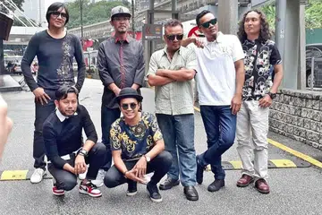 MENGHARAPKAN YANG TERBAIK: Kumpulan Exists, yang akan mengadakan konsert penyatuan semula anggota asal dan baru, dapat meneruskan latihan seperti biasa selepas vokalis pertamanya, Mamat (berdiri dua dari kiri) ditahan polis kerana disyaki memiliki dadah pada Ahad lalu. Mamat kemudian dibebaskan dengan jaminan polis hasil permohonan penganjur konsert Shiraz Projects. - Foto BEBAS NEWS