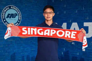 Walaupun berdepan keraguan mengenai usia dan pengalamannya sebagai ketua jurulatih dari sesetengah pihak, Lee memilih untuk tidak menjadikan kritikan sebagai bahan membakar emosi - “Saya tidak mahu hidup seperti roller coaster - naik dengan pujian, jatuh dengan kritikan,” katanya.