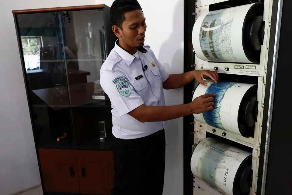 Pegawai Badan Meteorologi, Klimatologi, dan Geofisika (BMKG) Indonesia, Encik Teuku Hafid Hududillah, menunjukkan sistem seismograf yang merekod gempa bumi bermagnitud 9.1 pada tragedi gempa dan tsunami 2004. Sistem itu dipamerkan di stesen pemantauan di Aceh Besar, Aceh, Indonesia, pada 23 Disember 2024, sebagai sebahagian daripada usaha memperingati ulang tahun ke-20 bencana tersebut.