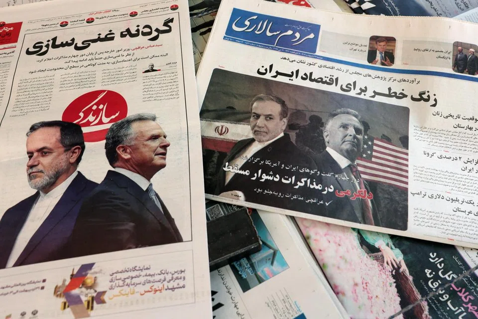 Akhbar harian Iran, Sazandegi (kiri) dengan tajuk ‘Penyempitan dalam Pengayaan’ dan Mardom Salari dengan tajuk ‘Perkembangan dalam Rundingan Sukar di Muscat’, masing-masing memaparkan gambar Menteri Luar Iran, Abbas Araghchi, dan Duta Khas Amerika ke Timur Tengah, Encik Steve Witkoff. 