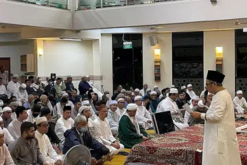 MENYAMPAIKAN SIRAH NABAWIYAH: Melalui majlis Maulidur Rasul, seperti yang dianjurkan Masjid Mujahidin pada Sabtu lalu, dan masjid-masjid di Singapura, terutama dalam Rabiulawal, adalah diharapkan anak-anak generasi sekarang dapat diajak dan dididik agar mencintai Allah dan Rasul-Nya dengan mengenali Rasulullah saw dengan lebih rapat melalui kisah sejarah Baginda. - Foto MASJID MUJAHIDIN