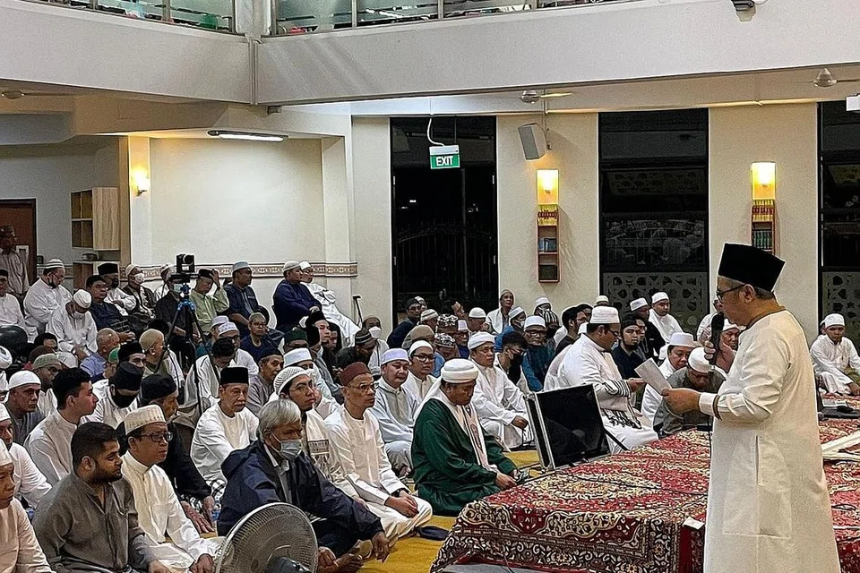 MENYAMPAIKAN SIRAH NABAWIYAH: Melalui majlis Maulidur Rasul, seperti yang dianjurkan Masjid Mujahidin pada Sabtu lalu, dan masjid-masjid di Singapura, terutama dalam Rabiulawal, adalah diharapkan anak-anak generasi sekarang dapat diajak dan dididik agar mencintai Allah dan Rasul-Nya dengan mengenali Rasulullah saw dengan lebih rapat melalui kisah sejarah Baginda. - Foto MASJID MUJAHIDIN