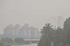 JEREBU SEMAKIN TERUK: Keadaan jerebu di Singapura mengakibatkan pemandangan di banyak kawasan kelihatan kabus.