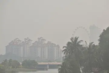 JEREBU SEMAKIN TERUK: Keadaan jerebu di Singapura mengakibatkan pemandangan di banyak kawasan kelihatan kabus.