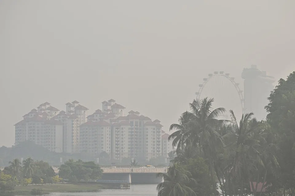 JEREBU SEMAKIN TERUK: Keadaan jerebu di Singapura mengakibatkan pemandangan di banyak kawasan kelihatan kabus.