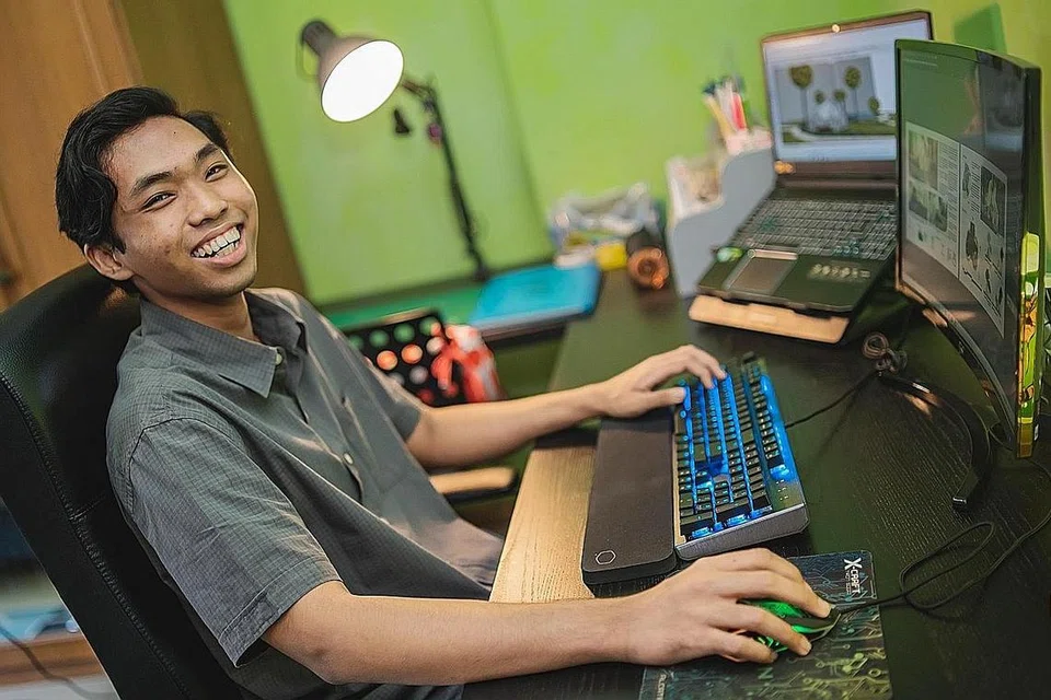 DAPAT GRED CEMERLANG: Hasil kerja keras, bimbingan guru sekolah dan guru Skim Tuisyen Mendaki (MTS), Encik Dhia Luthfi Mohammad Noor berjaya meraih keputusan L1R5 (Bahasa Inggeris dan 5 subjek relevan) cemerlang dengan tujuh mata bagi peperiksaan GCE peringkat 'O'. - Foto BH oleh NUR DIYANA TAHA