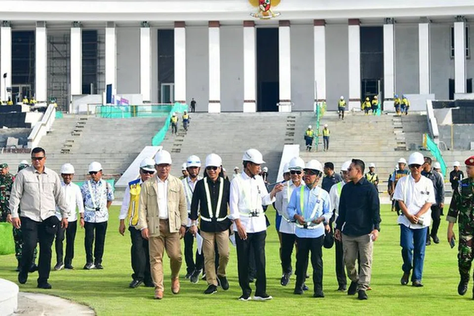 Presiden Joko Widodo meninjau Istana Presiden di Ibu Kota Nusantara (IKN) di Kalimantan Timur pada 5 Jun, sedang pihak istana dengan kerjasama Kementerian Kerja Raya dan Perumahan Awam giat menyiapkan infrastruktur pejabat presiden.