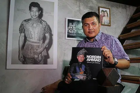 KAGUMI WIRA PERKASA: Minat terhadap gaya lakonan bintang filem Lancang Kuning, Nordin Ahmad, membawa Encik Hidir Ali Razali mengusahakan buku tentang riwayat hidup 'permata ikonik' itu dan menggerakkan projek Rumah Nordin Ahmad. Rumah di Kampung Tebuk Haji Yusof, Sungai Besar di Sabak Bernam, Selangor, itu berfungsi seperti muzium kecil dan ruang penginapan 'homestay'. - Foto BM oleh NUR HUMAIRA SAJAT
