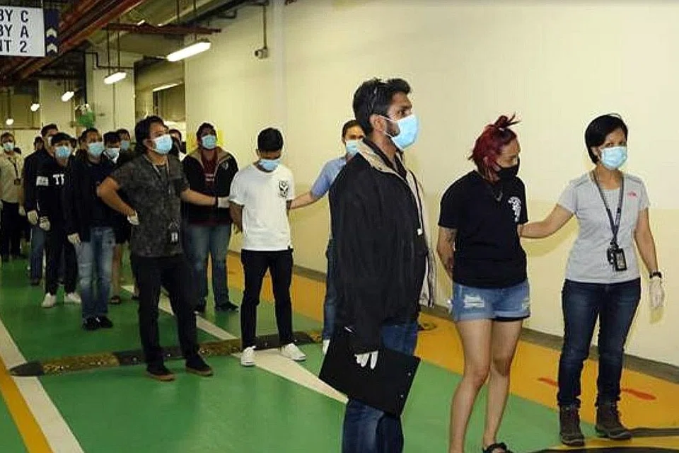 DISYAKI JADI ANGGOTA KUMPULAN HARAM: Suspek yang diberkas polis akan juga disiasat kerana disyaki menjadi anggota kumpulan haram dan melakukan rusuhan menggunakan senjata bahaya. - Foto SPF