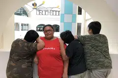 TEKAD BAIKI KEHIDUPAN: Cik Salbiah mengeluarkan sedikit modal daripada agihan Zakat bonus Ramadan bagi memulakan perniagaan kecil-kecilan menjual snek dan kuihmuih Melayu di bawah jenama 'Sal Snacks'.