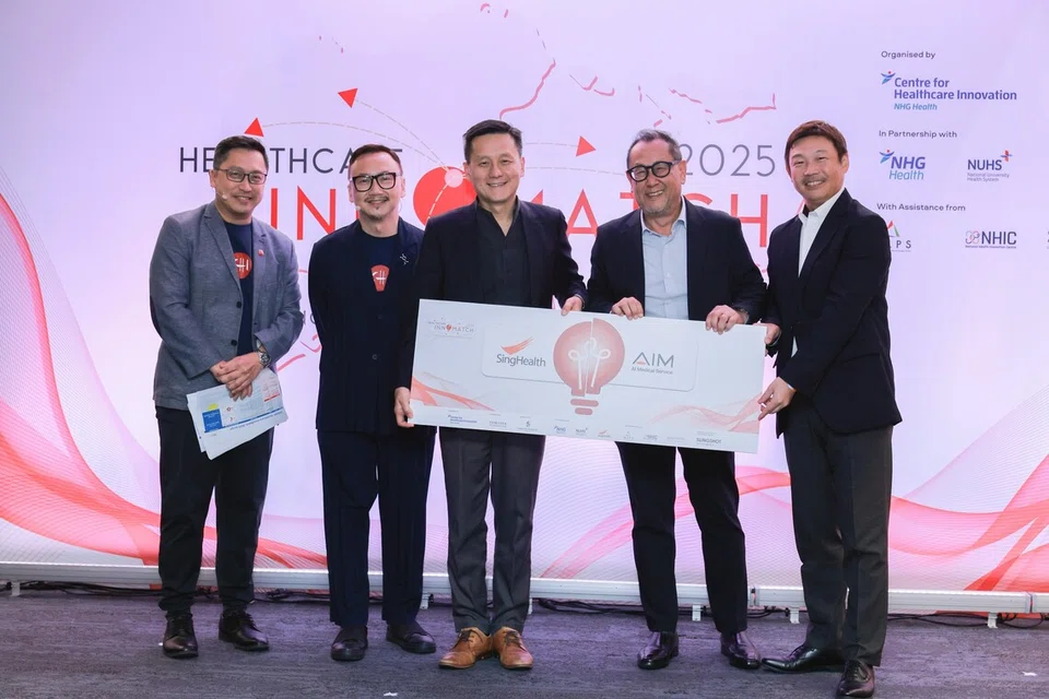 Syarikat AI Medical Service tampil sebagai salah satu pemenang bagi rekaan gastroAI. Gambar menunjukkan (dari kiri) pengacara dan pengarah timbalan pejabat geran dan inovasi CHI, Encik Casper Ng; pengacara dan pengarah klinikal CHI, profesor bersekutu, Encik Wong Hon Tym; pengadil peringkat akhir dan Ketua Pegawai Eksekutif Hospital Besar Singapura, Profesor Tan Hiang Khoon; dan Presiden dan Wakil Pengarah AI Medical Service, Encik Yasushi Takigawa; dan Wakil Pengurusan AI Medical Service, Singapura dan Asia Tenggara, Encik Masayuki Tokano. 