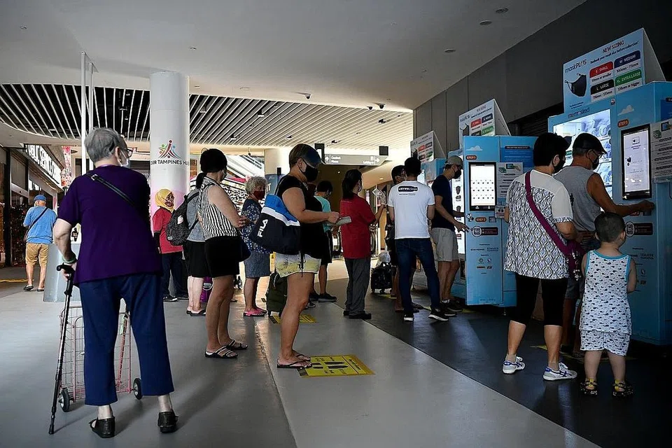 PELITUP PERCUMA: Penduduk Singapura boleh mengambil 50 pelitup pembedahan gred perubatan dan 25 pelitup pernafasan N95 di lebih daripada 130 tempat mengambil pelitup di seluruh negara. - Foto BH oleh LIM YAOHUI