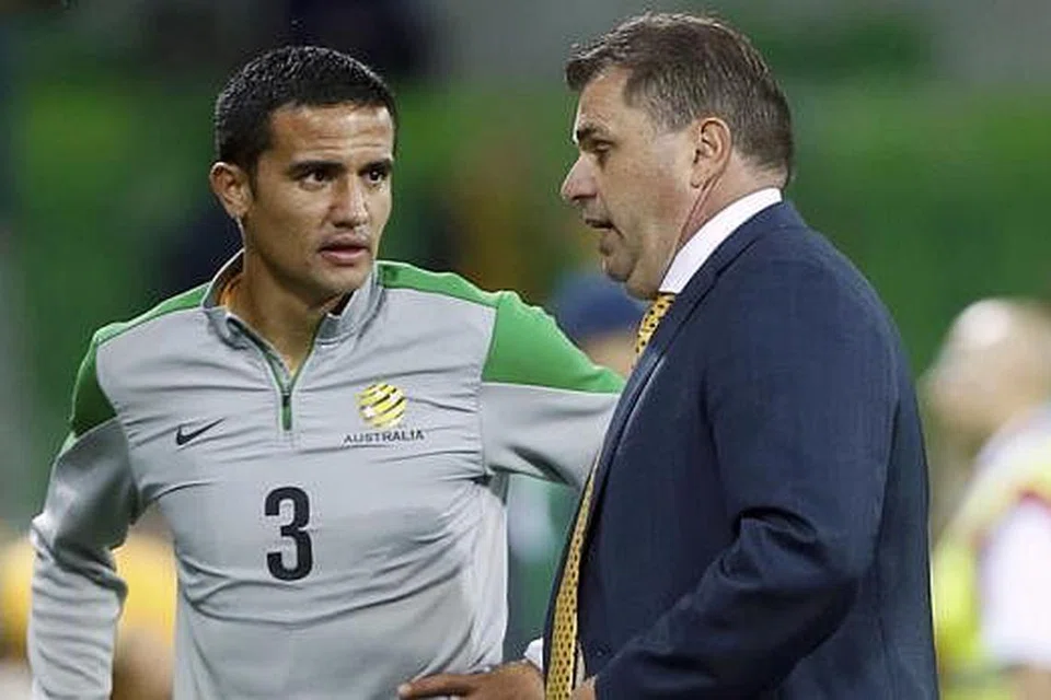 YAKIN KEMAMPUAN PENYERANG: Jurulatih Australia Ange Postecoglou (kanan) meletakkan harapan pada penyerang utama Tim Cahill untuk menjaringkan gol meskipun sedar rakan-rakannya turut mampu membuat jaringan. - Foto REUTERS