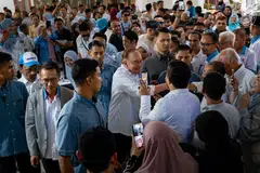 Perdana Menteri Malaysia, Datuk Seri Anwar Ibrahim (tengah) menyantuni hadirin Konvensyen Mini Parti Keadilan Rakyat (PKR) di Kuala Terengganu, Terengganu, pada 13 April.