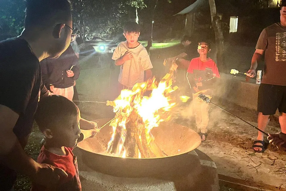 Tetamu membuat manisan ‘s’mores’ apabila unggun api dinyalakan.