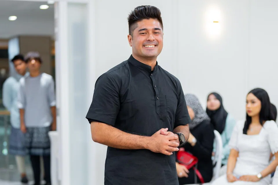 Kain samping yang boleh terus dipakai jenama Band of Brothers ini ringkas digayakan untuk Hari Raya.