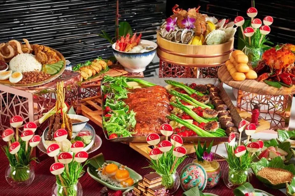 Sajian yang pelbagai di Asian Market Cafe termasuk makanan lauk atas ais, rojak tradisional dan manisan yang pasti menarik perhatian boleh dinikmati ramai.
