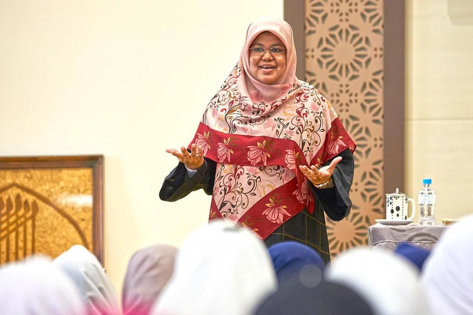 KONGSI ILMU: Selain pengetahuan tentang agama, Ustazah Kalthom Muhammad Isa, yang juga seorang kaunselor bertauliah, juga cuba membantu pekerja asing, memahami dengan lebih baik cara hidup di Singapura dan cara mereka boleh menghadapi cabaran yang ada. - Foto BM oleh ROSLEE ABDUL RAZAK