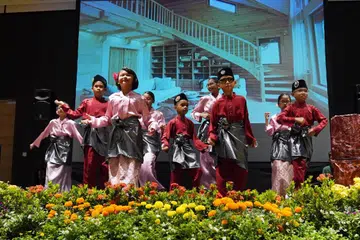 PERSEMBAHAN: Pusat Jagaan Pelajar PPIS 7oaks ketika membuat persembahan muzikal berjudul ‘Pohon Berjasa’  yang  memaparkan nilai kesyukuran, kemurahan hati serta harapan dalam jalan ceritanya.