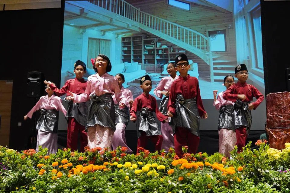 PERSEMBAHAN: Pusat Jagaan Pelajar PPIS 7oaks ketika membuat persembahan muzikal berjudul ‘Pohon Berjasa’  yang  memaparkan nilai kesyukuran, kemurahan hati serta harapan dalam jalan ceritanya.