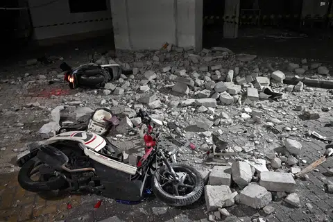 Kerosakan yang melanda beberapa bangunan dan infrastruktur di Pulau Bawean setelah gempa sekuat 6.4 pada skala richter melanda pulau itu pada 22 Mac.