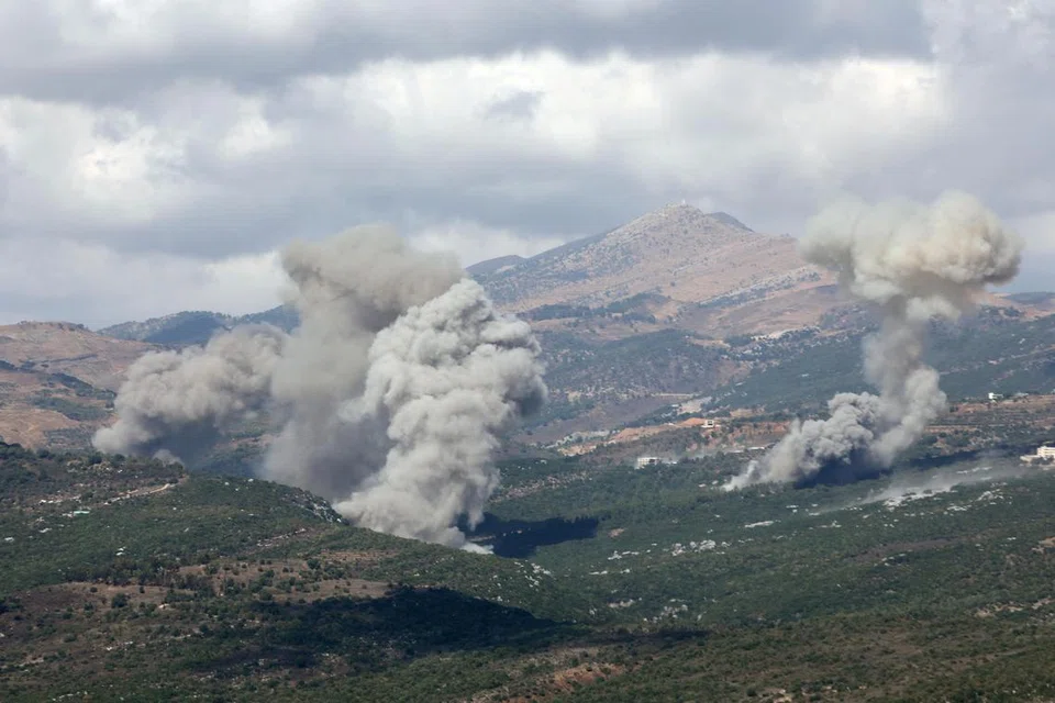 Asap mengepul dari Jabal al-Rihan, di tengah-tengah permusuhan rentas sempadan yang berterusan antara Hezbollah dengan tentera Israel, seperti yang digambarkan dari Marjayoun, berhampiran sempadan Israel, pada 21 September 2024.      