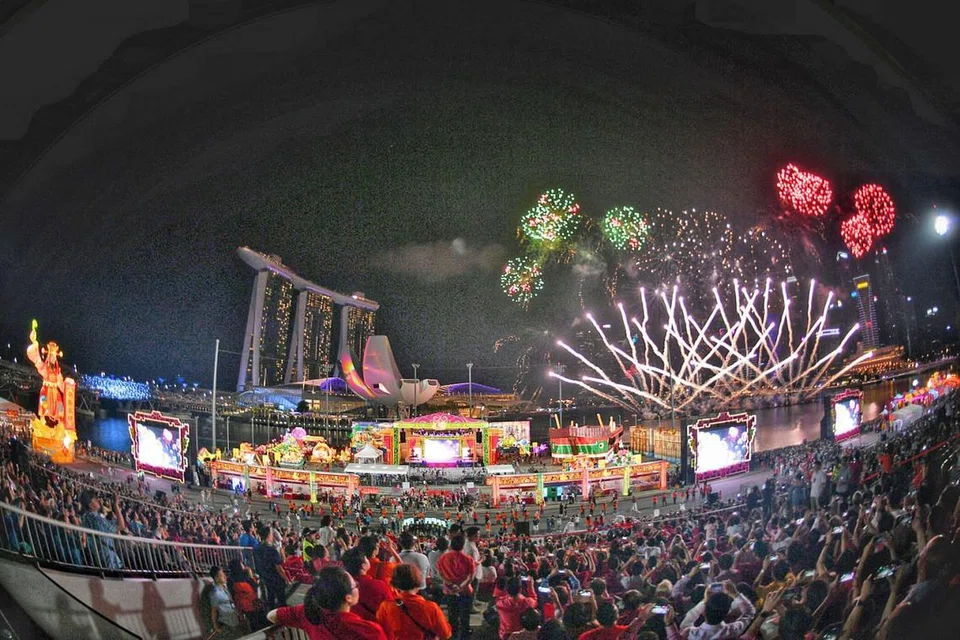 LEBIH GAH: River Hongbao antara acara utama usaha memperingati 200 tahun Singapura, Bicentennial Singapura, tahun ini. Pertunjukan bunga api berlangsung di Pentas Terapung Marina Bay. - Foto BH oleh ARIFFIN JAMAR