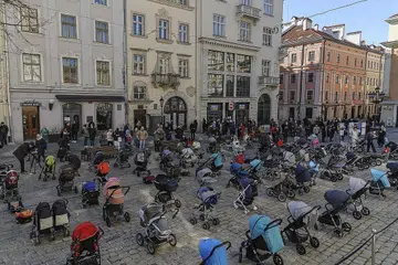 Peringati kanak-kanak terkorban dalam perang di Ukraine - INGATAN PADA SI COMEL: Lebih 100 kereta sorong bayi disusun semasa satu persembahan yang dinamakan "Harga Peperangan" di pusat bandar Lviv, Ukraine, kelmarin. Ia sebagai memperingati lebih 100 kanak-kanak yang terbunuh akibat serangan Russia ke atas Ukraine yang bermula pada 24 Februari lalu. - Foto EPA-EFE